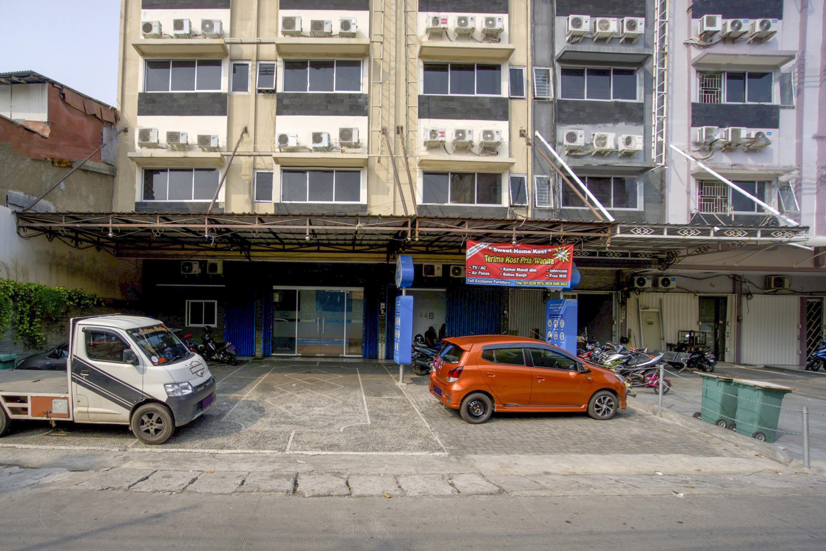 Oyo 3754 Prosperity Mansion Hotel Джакарта Екстериор снимка